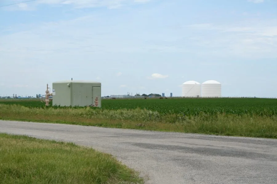 Impianto di stoccaggio di gas naturale con serbatoi e infrastrutture energetiche