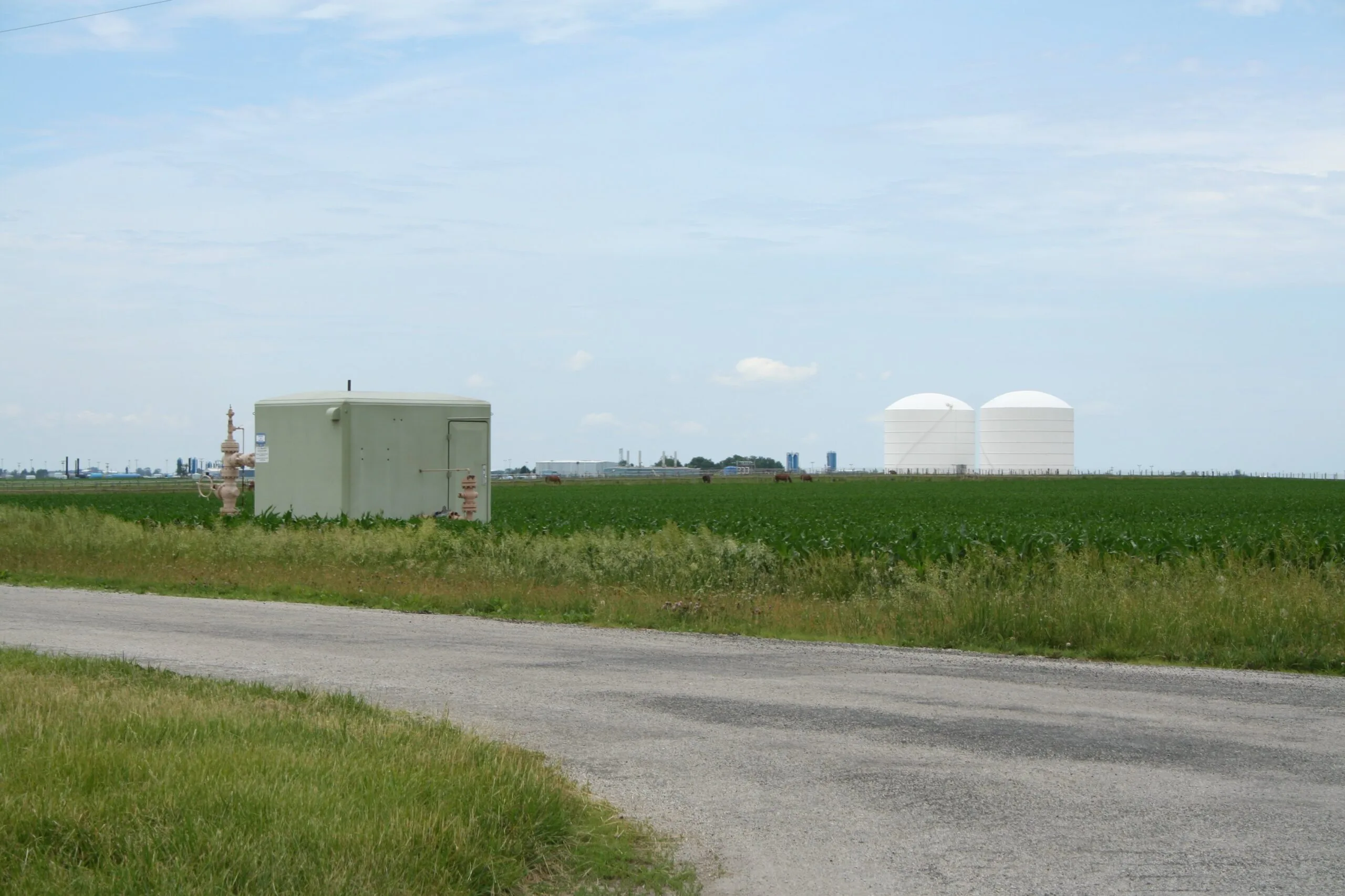 Impianto di stoccaggio di gas naturale con serbatoi e infrastrutture energetiche