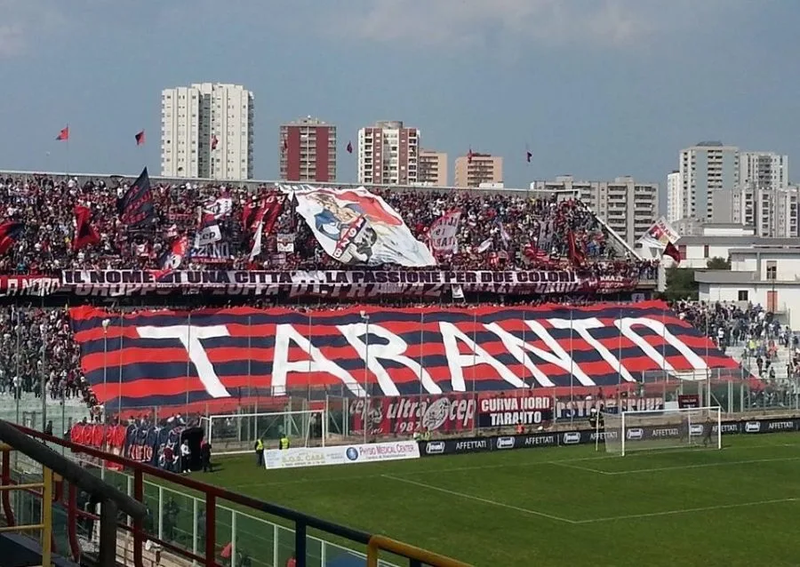 Stadio Erasmo Iacovone di Taranto con gli spalti