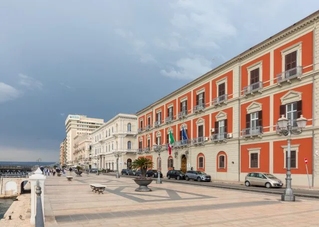 Lungomare di Taranto e palazzi storici