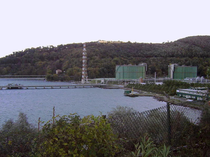 Terminale Snam di Panigaglia con serbatoi e infrastrutture per il gas naturale liquefatto