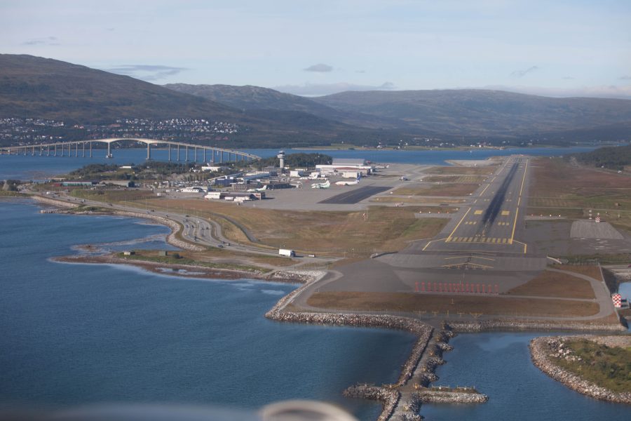 Vista aerea dell aeroporto di Tromso Langnes con pista e fiordo