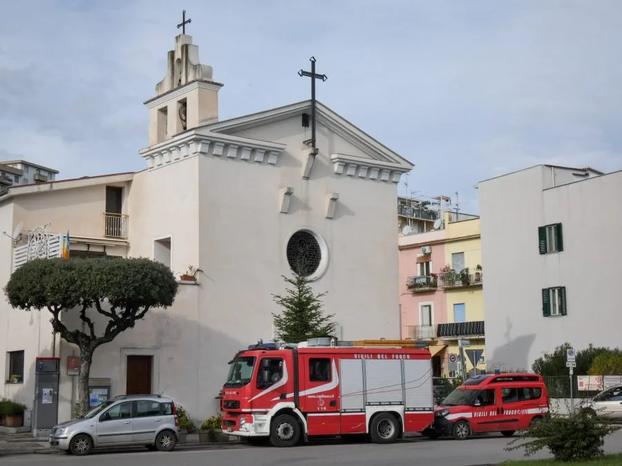 Autopompa rossa dei Vigili del Fuoco parcheggiata in strada