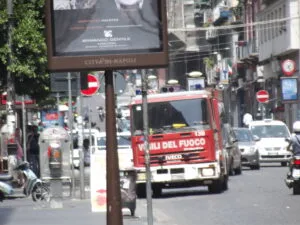 Mezzo dei Vigili del Fuoco in contesto urbano