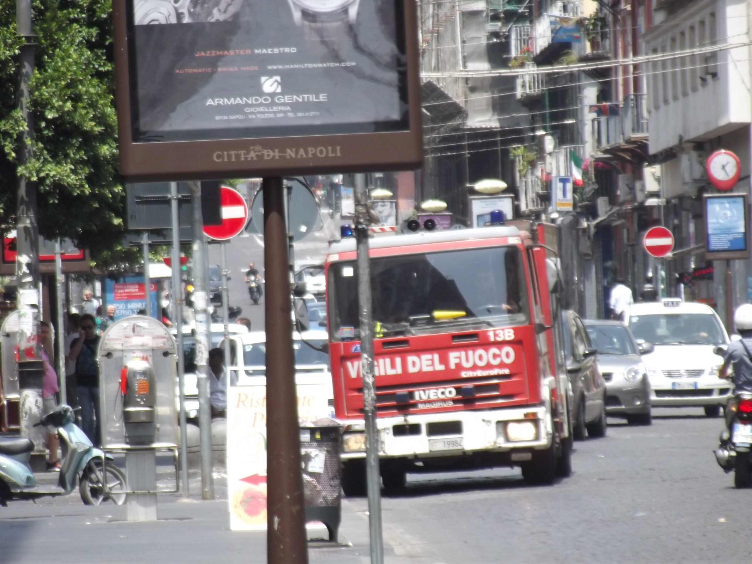 Mezzo dei Vigili del Fuoco in strada durante un intervento urbano
