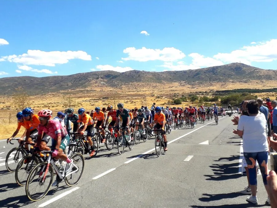 Gruppo di ciclisti durante una tappa della Vuelta a Espana
