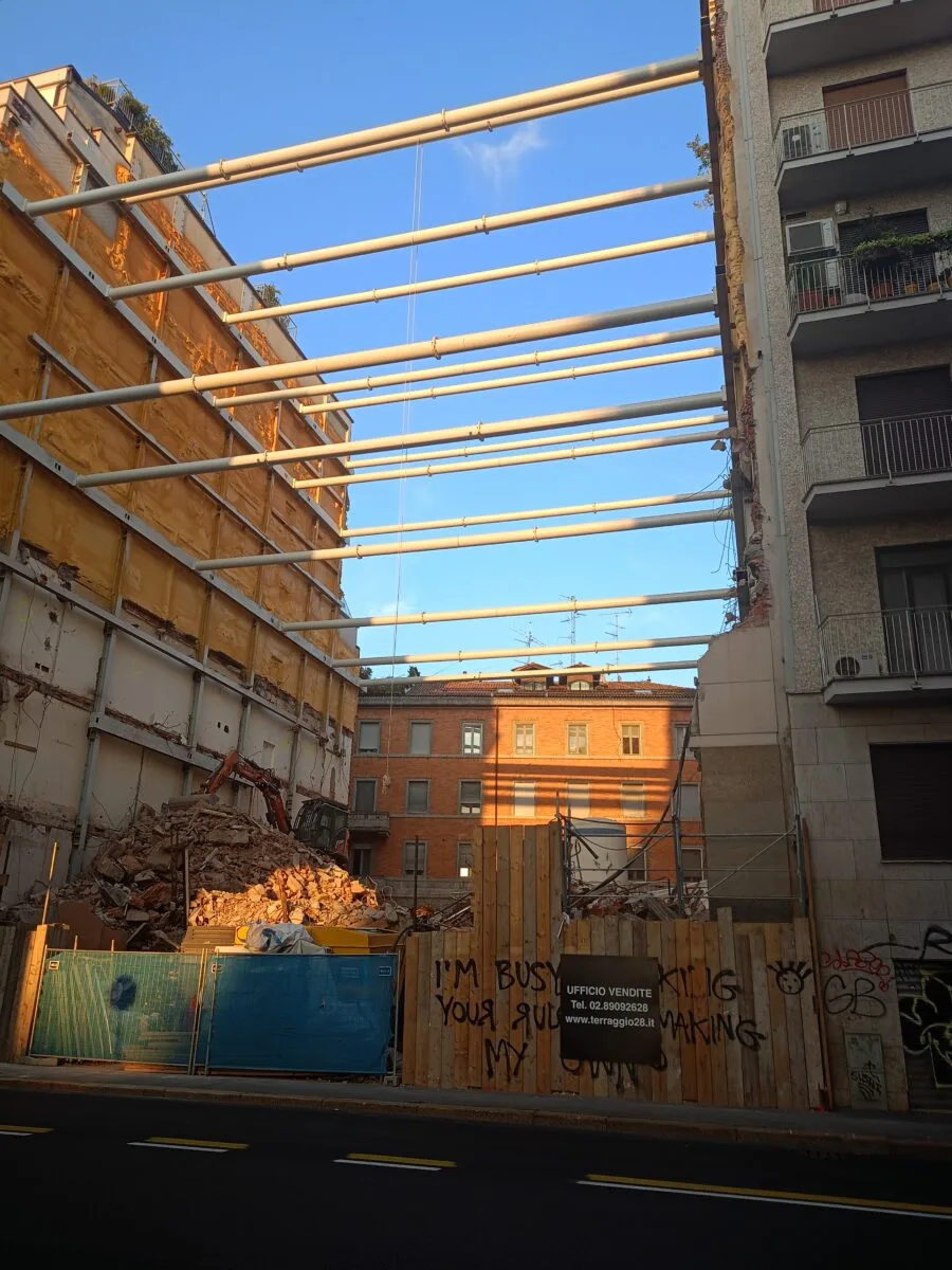 Cantiere edile urbano a Milano, contesto dei costi nelle costruzioni