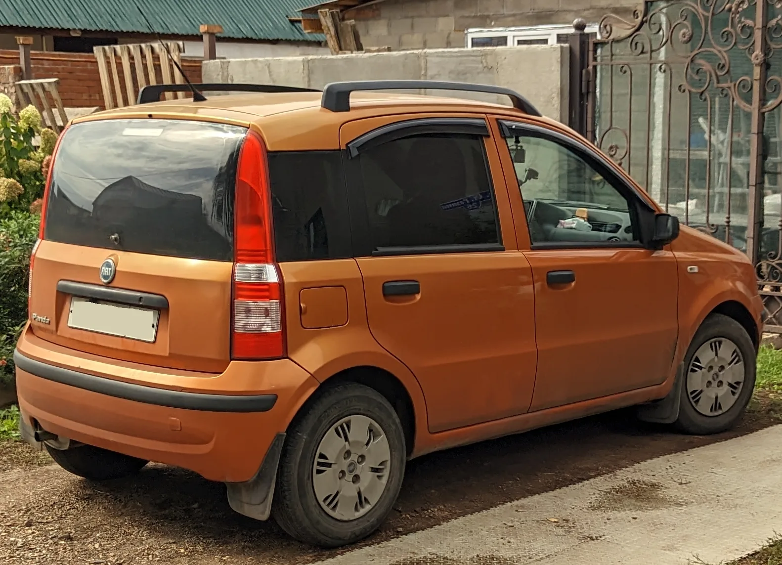 Fiat Panda compatta parcheggiata, esempio di auto di piccola potenza