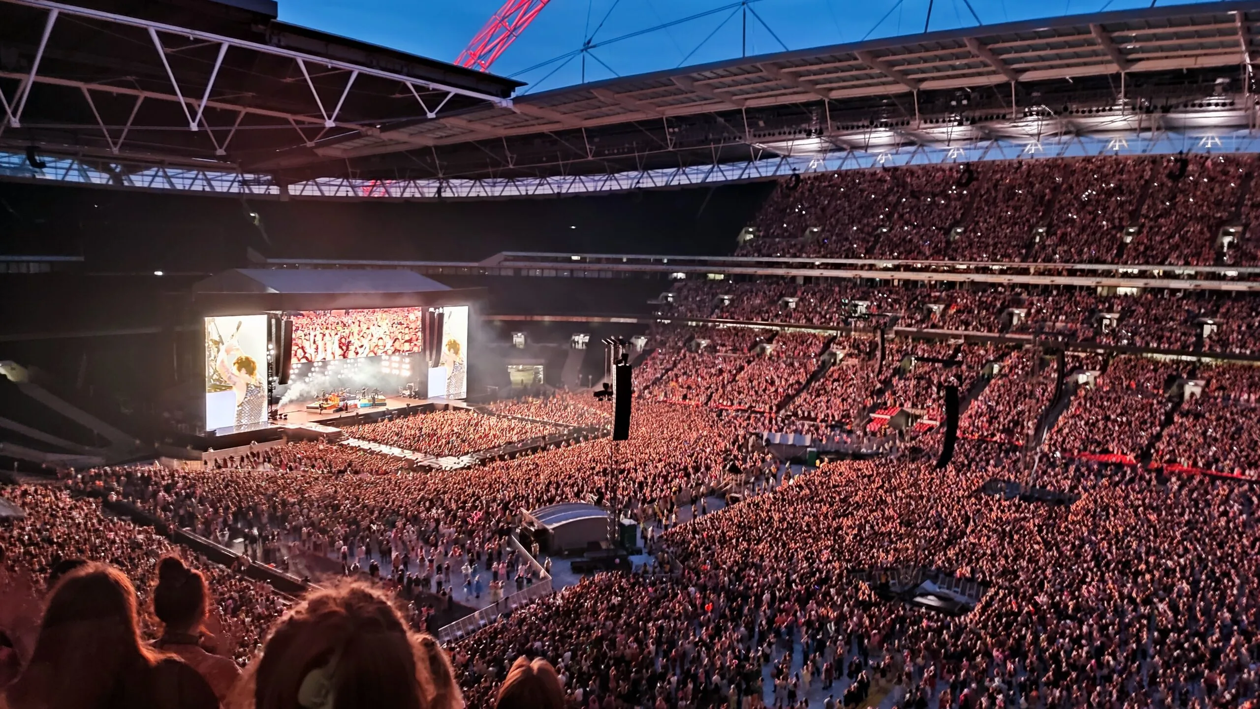 Pubblico allo stadio durante un concerto di Harry Styles al Wembley Stadium