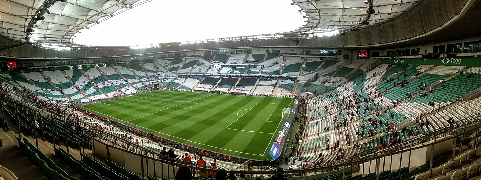 Interno del Bursa Metropolitan Municipality Stadium con campo e tribune