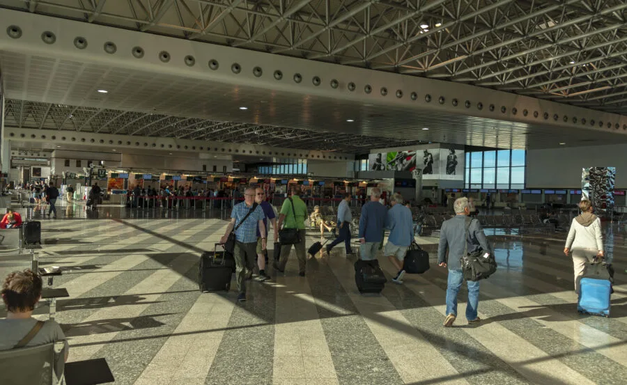 Passeggeri nell’area check-in dell’aeroporto di Milano Malpensa
