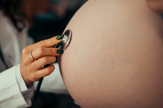 Controllo prenatale con stetoscopio