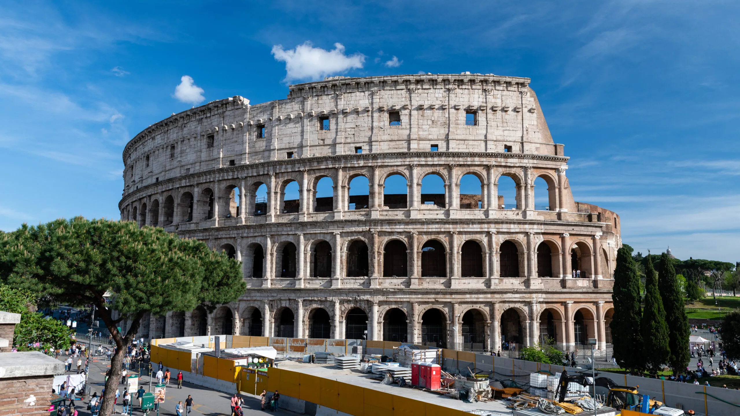 Veduta esterna del Colosseo a Roma con area di cantiere davanti al monumento