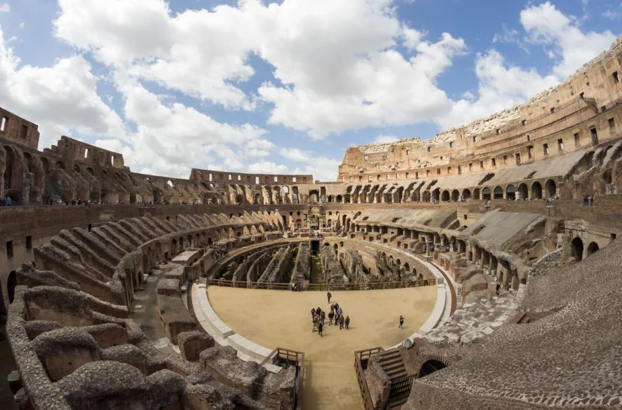 Interno del Colosseo con gradinate, arena e ipogei visibili