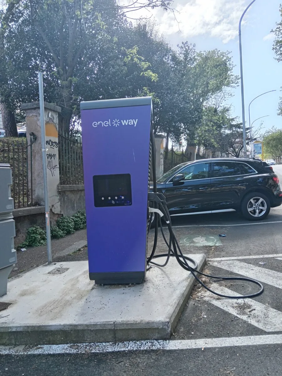 Colonnina Enel Way per la ricarica elettrica a Roma