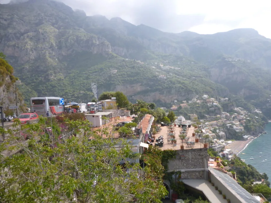 Vista di Positano e della strada costiera Amalfitana lungo il versante roccioso