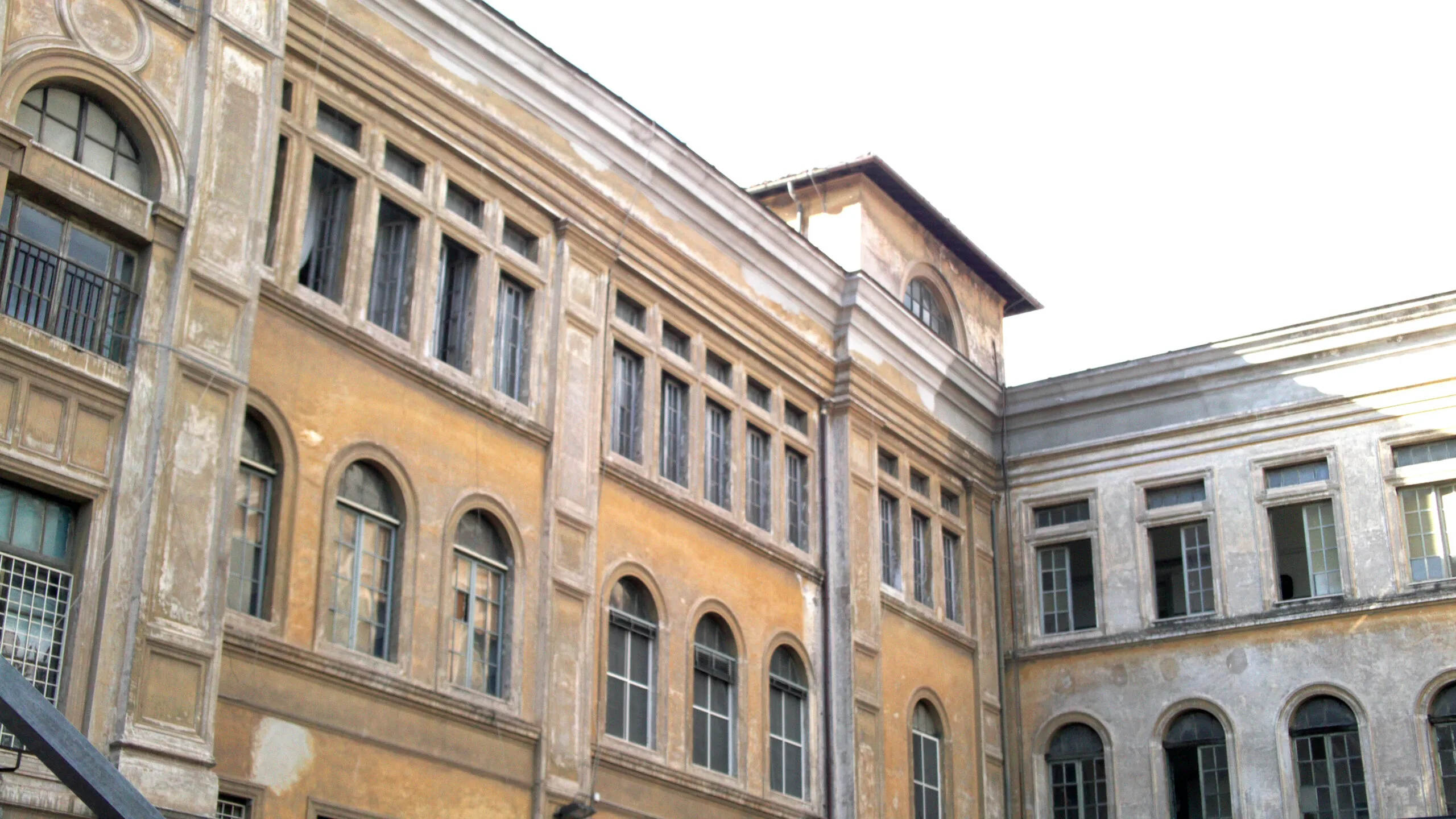 Cortile di una scuola a Roma, contesto per il caso della docente aggredita a Centocelle