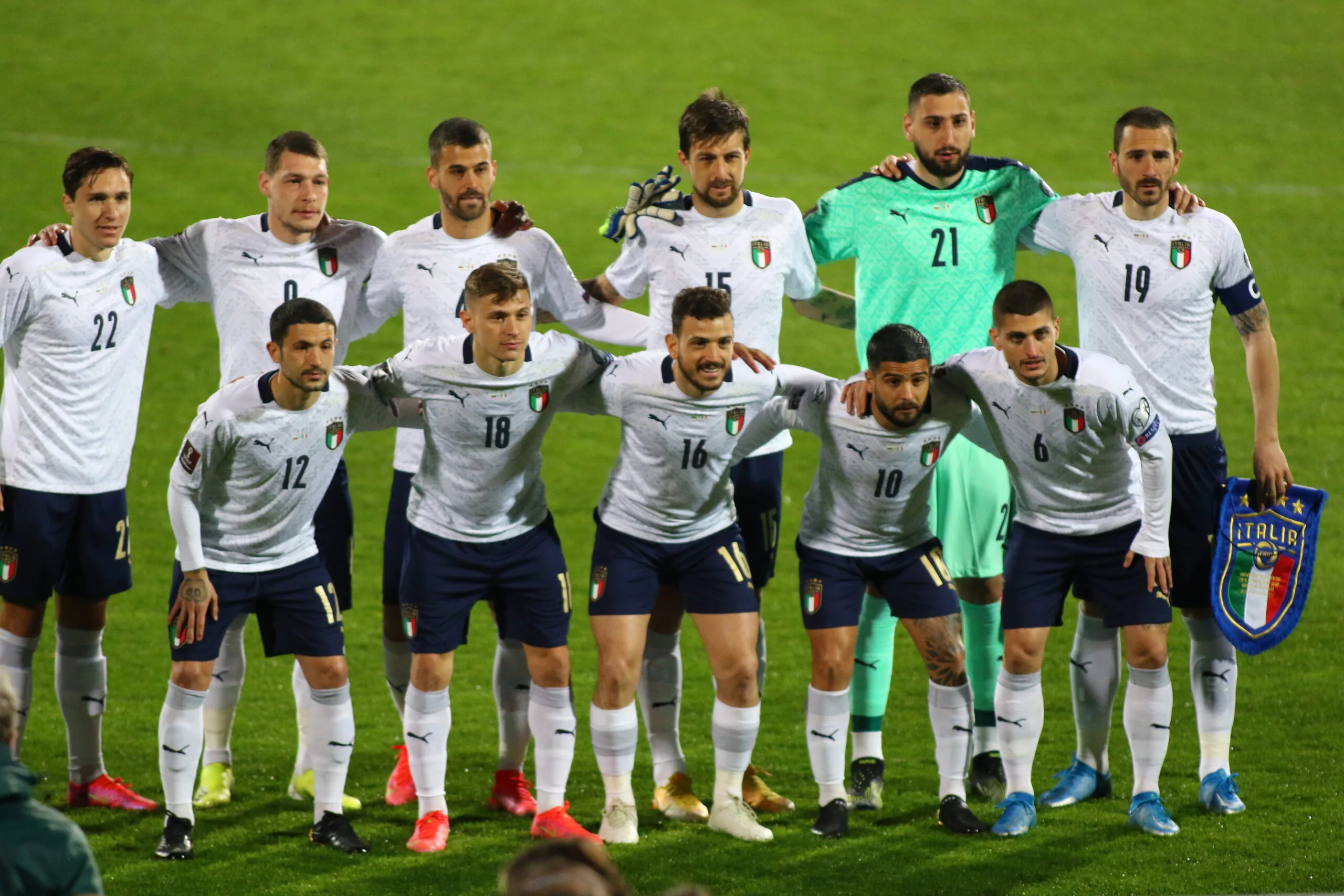 Nazionale italiana di calcio schierata in campo prima di una gara ufficiale