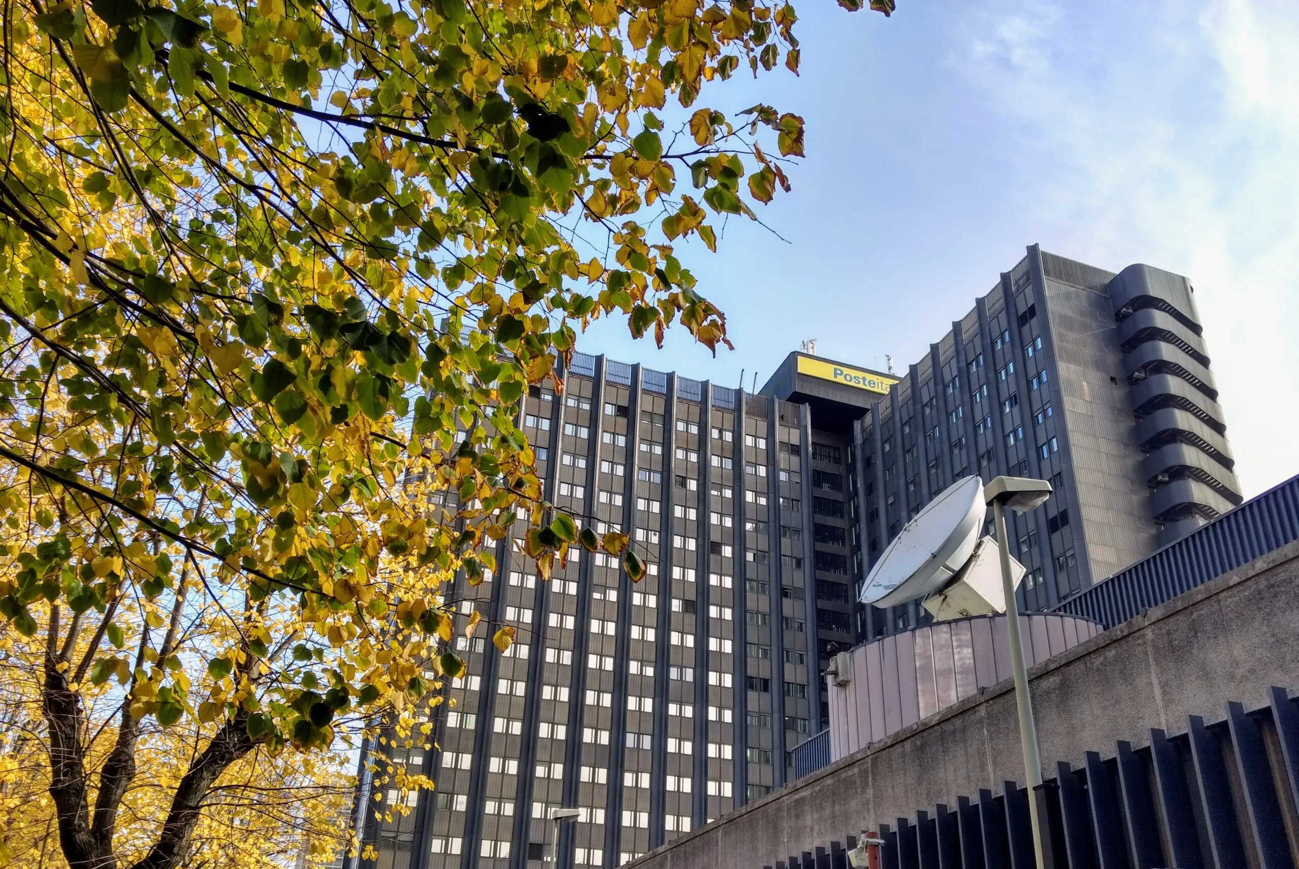 Torre di Poste Italiane in Viale Europa a Roma