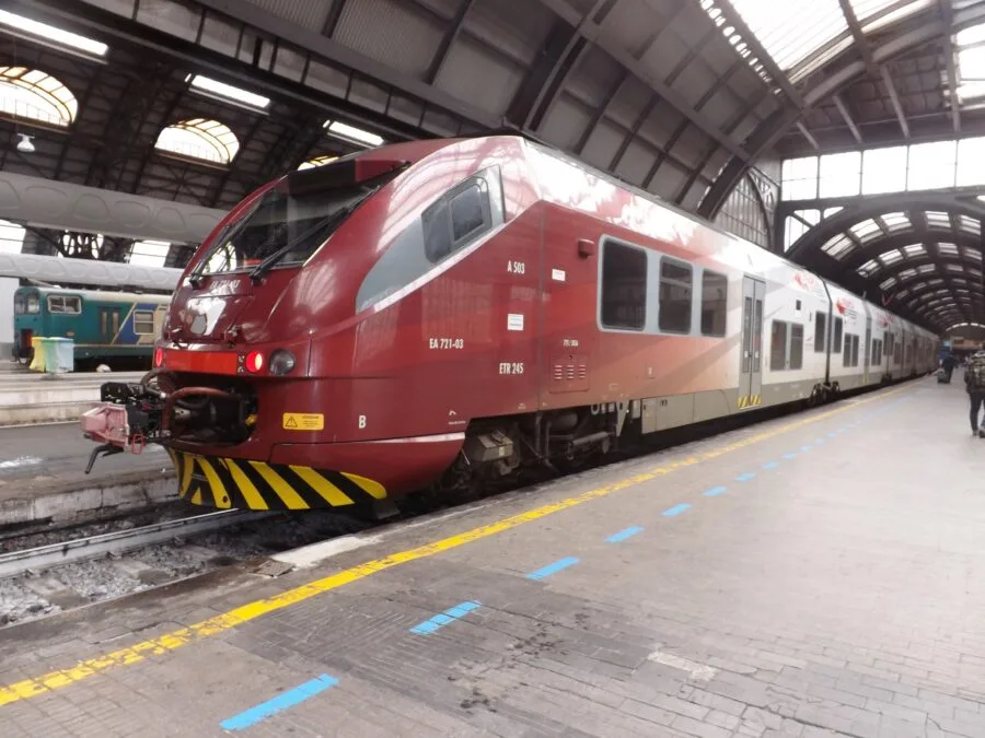 Treno Malpensa Express fermo in banchina nella stazione di Milano Centrale