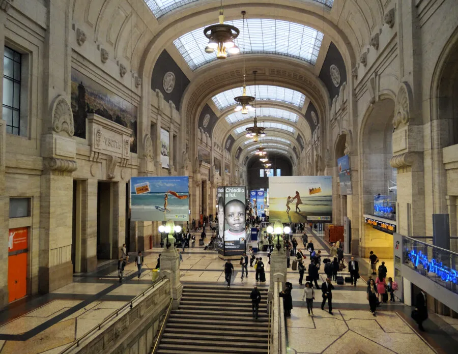 Viaggiatori nell atrio principale della stazione di Milano Centrale