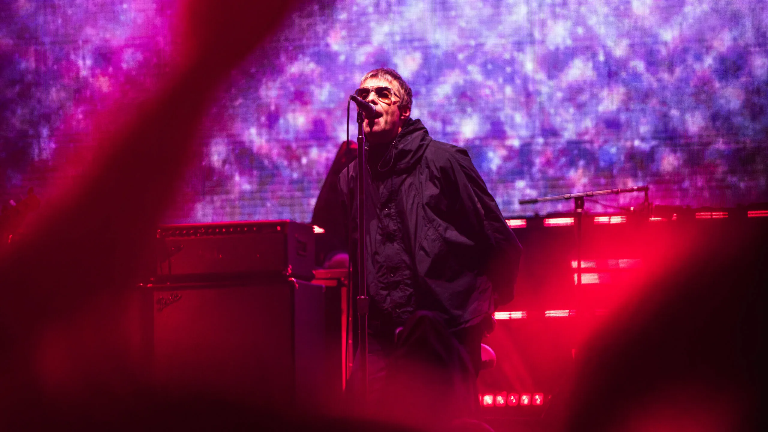 Liam Gallagher canta sul palco con gli Oasis durante il tour Live 25