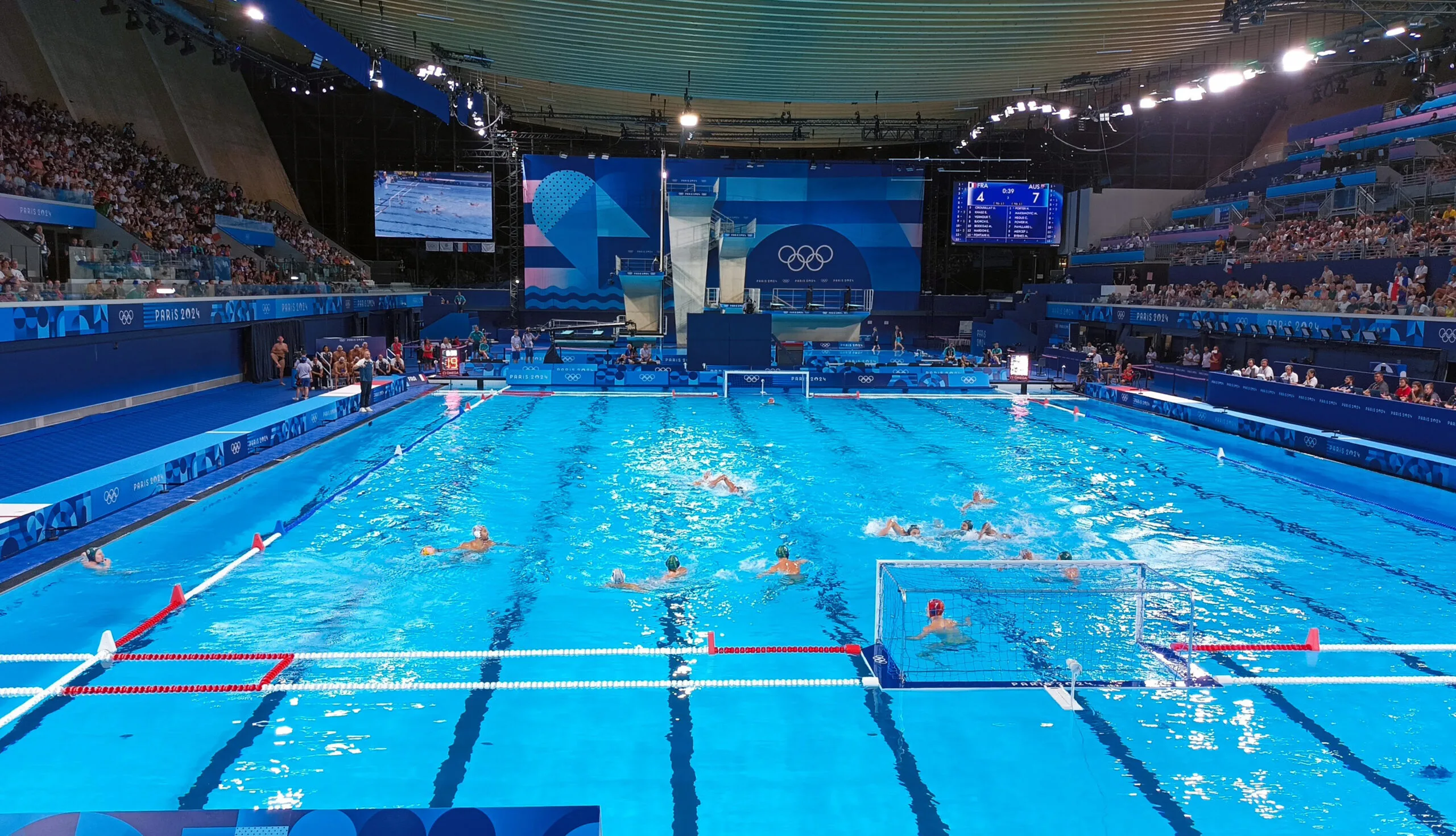 Partita di pallanuoto maschile Italia-Montenegro in piscina