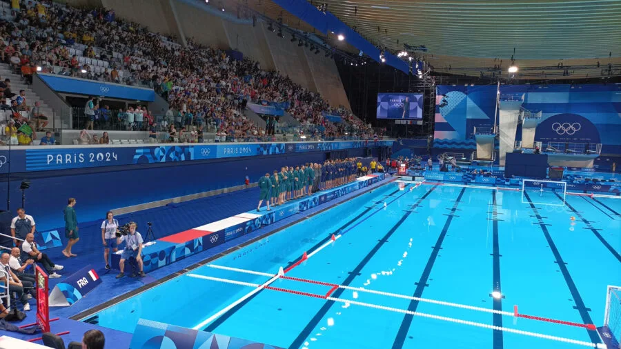 Squadre di pallanuoto Italia e Montenegro schierate a bordo vasca
