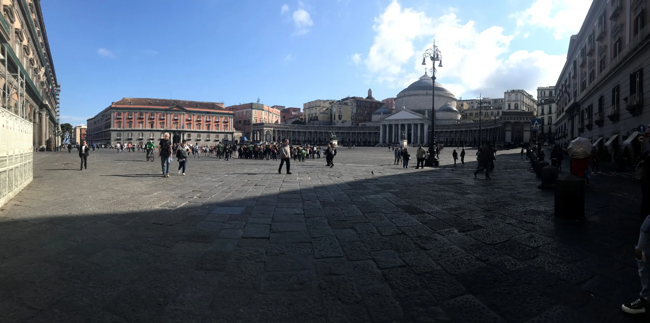 Piazza del Plebiscito a Napoli, sede dell'esordio Italia-Svezia agli Europei di volley 2026