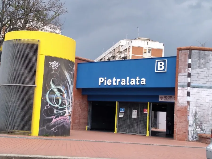 Ingresso della stazione metro Pietralata a Roma