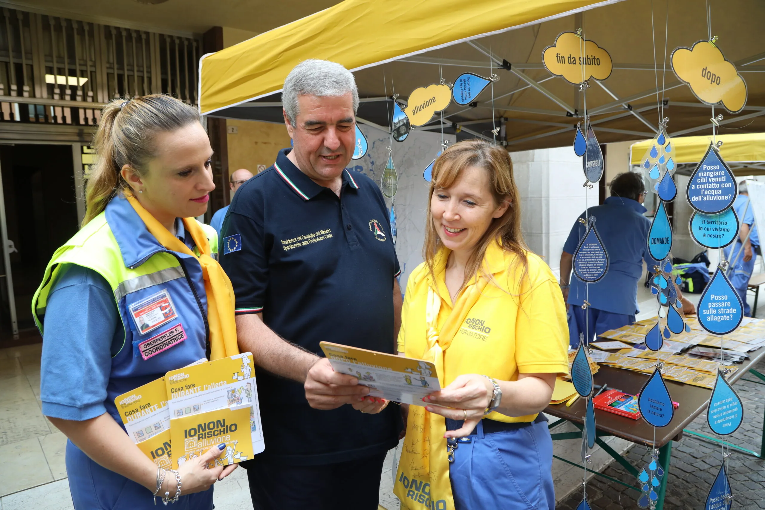 Volontari della Protezione Civile in uno stand Io non rischio dedicato alle alluvioni