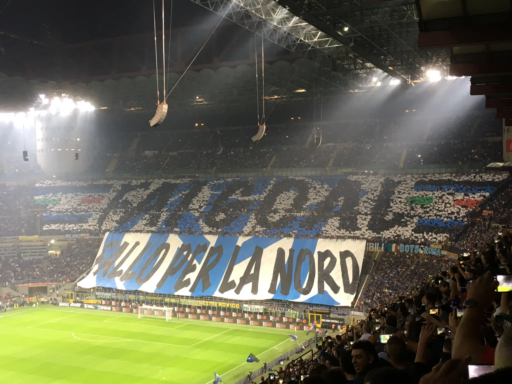 Tifo dell'Inter nella curva nerazzurra a San Siro