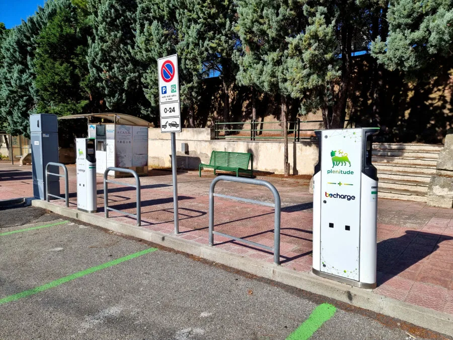 Colonnine di ricarica per auto elettriche in un parcheggio italiano