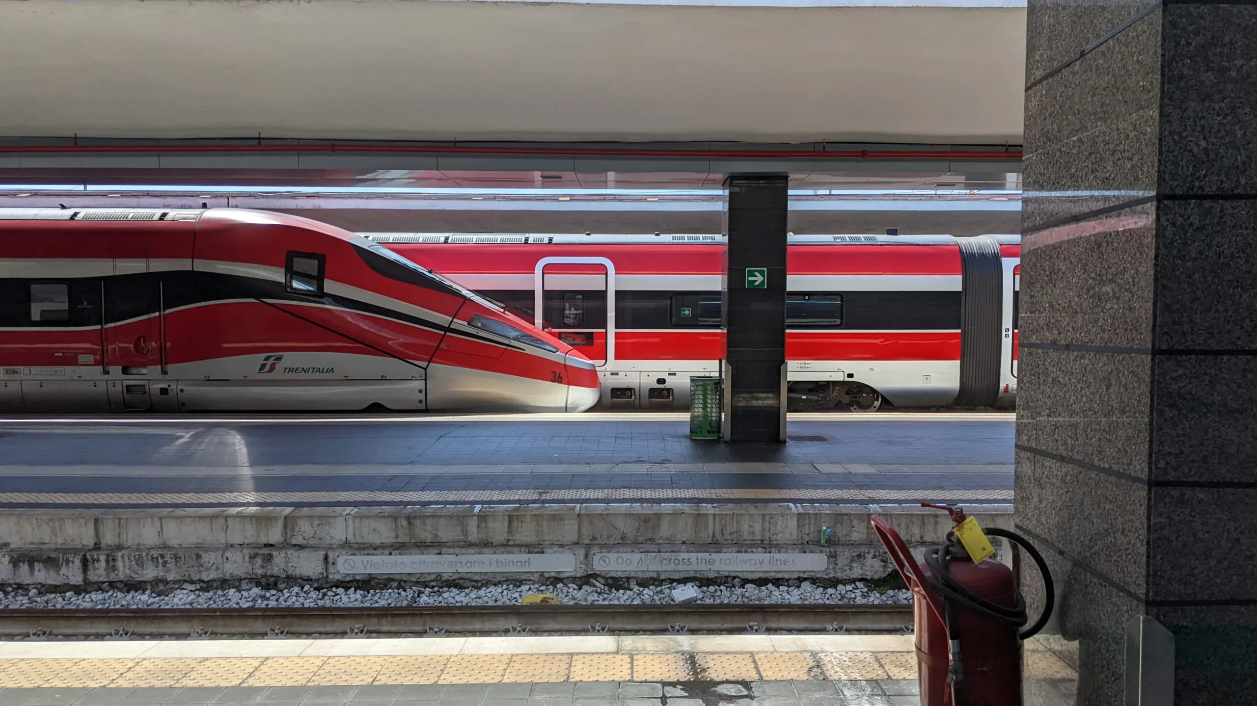 Treno Frecciarossa fermo sui binari della stazione di Napoli Centrale