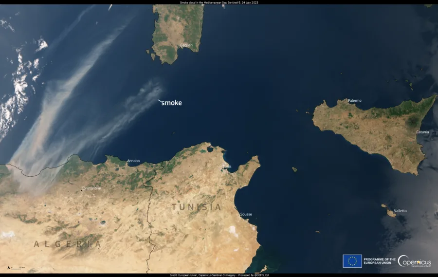 Immagine satellitare Copernicus del Mediterraneo durante una fase di caldo estremo e fumo