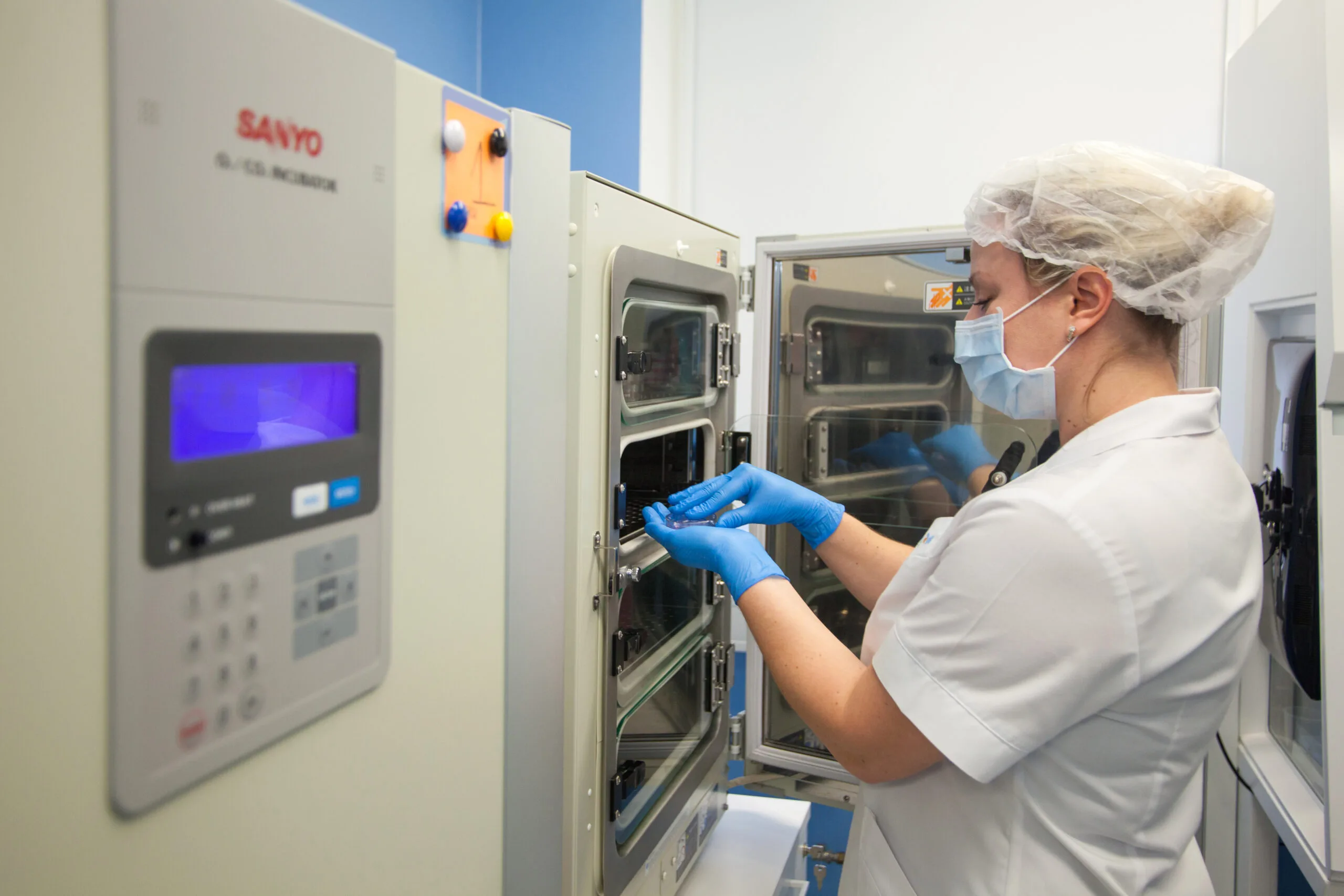 Operatrice in laboratorio di fertilità durante una procedura di procreazione assistita