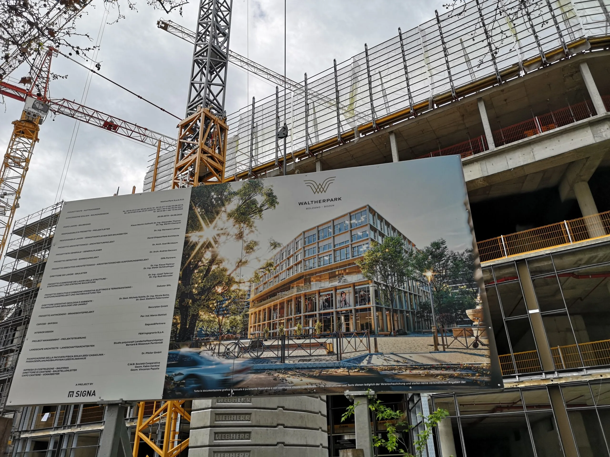 Cantiere edile con gru e ponteggi a Bolzano