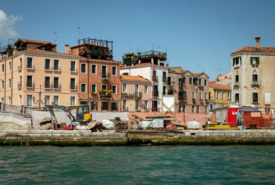 Edifici residenziali con lavori in corso lungo un canale a Venezia