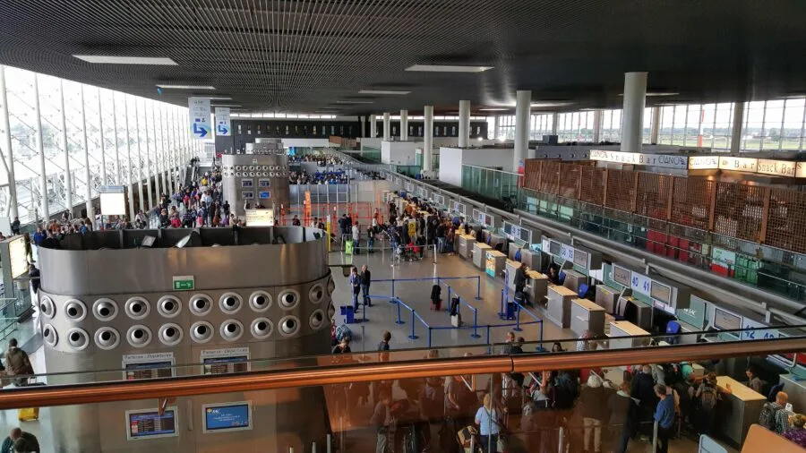 Passeggeri al terminal check-in dell'aeroporto di Catania Fontanarossa
