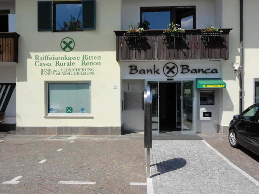 Sportello bancomat esterno di una banca italiana