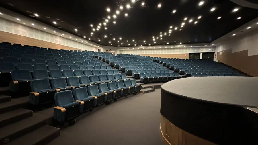 Auditorium scolastico vuoto con file di sedute