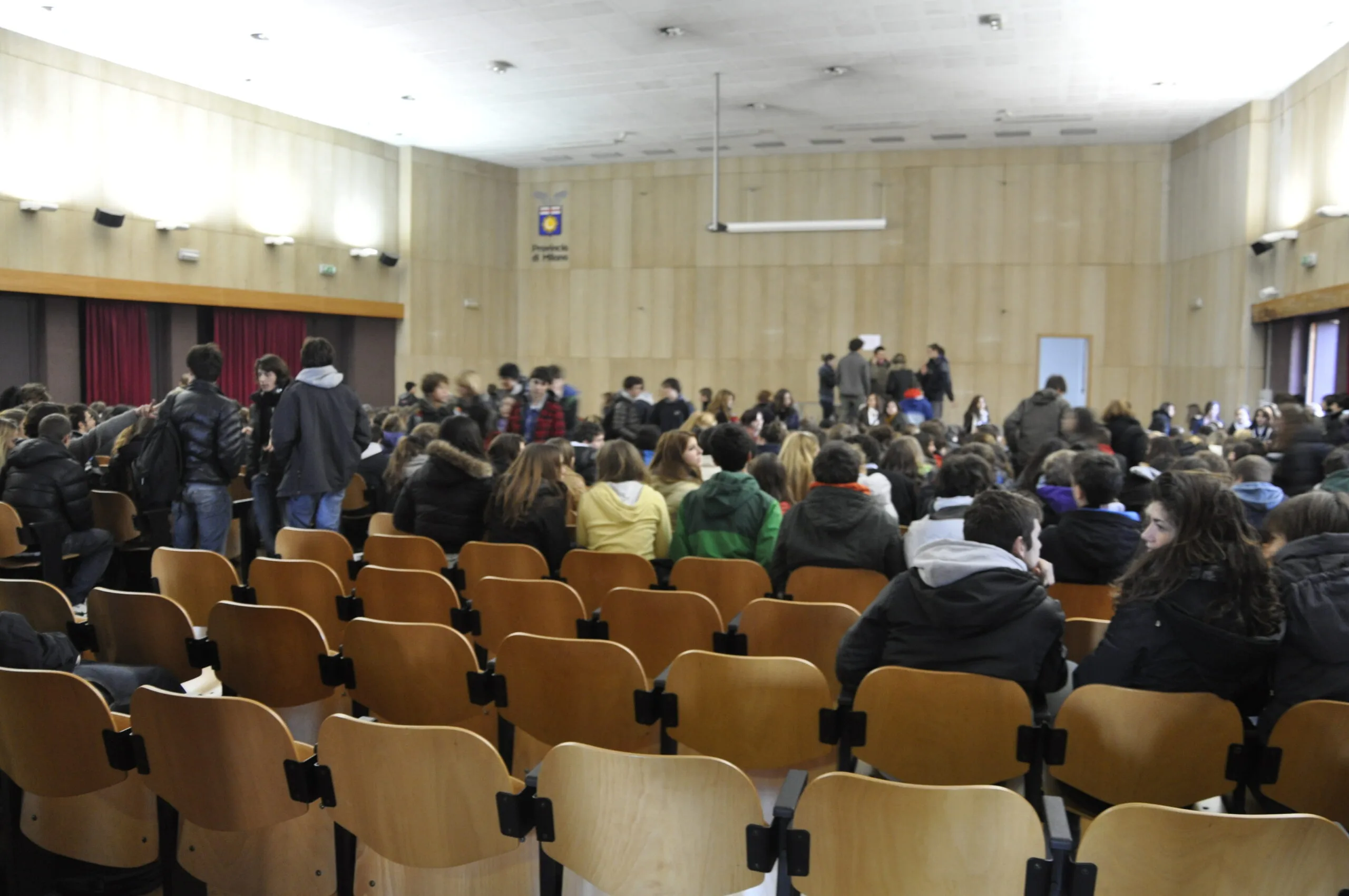 Aula magna di un liceo italiano durante un incontro con studenti