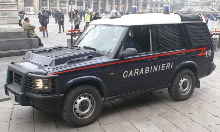 Pattuglia dei Carabinieri in contesto urbano italiano