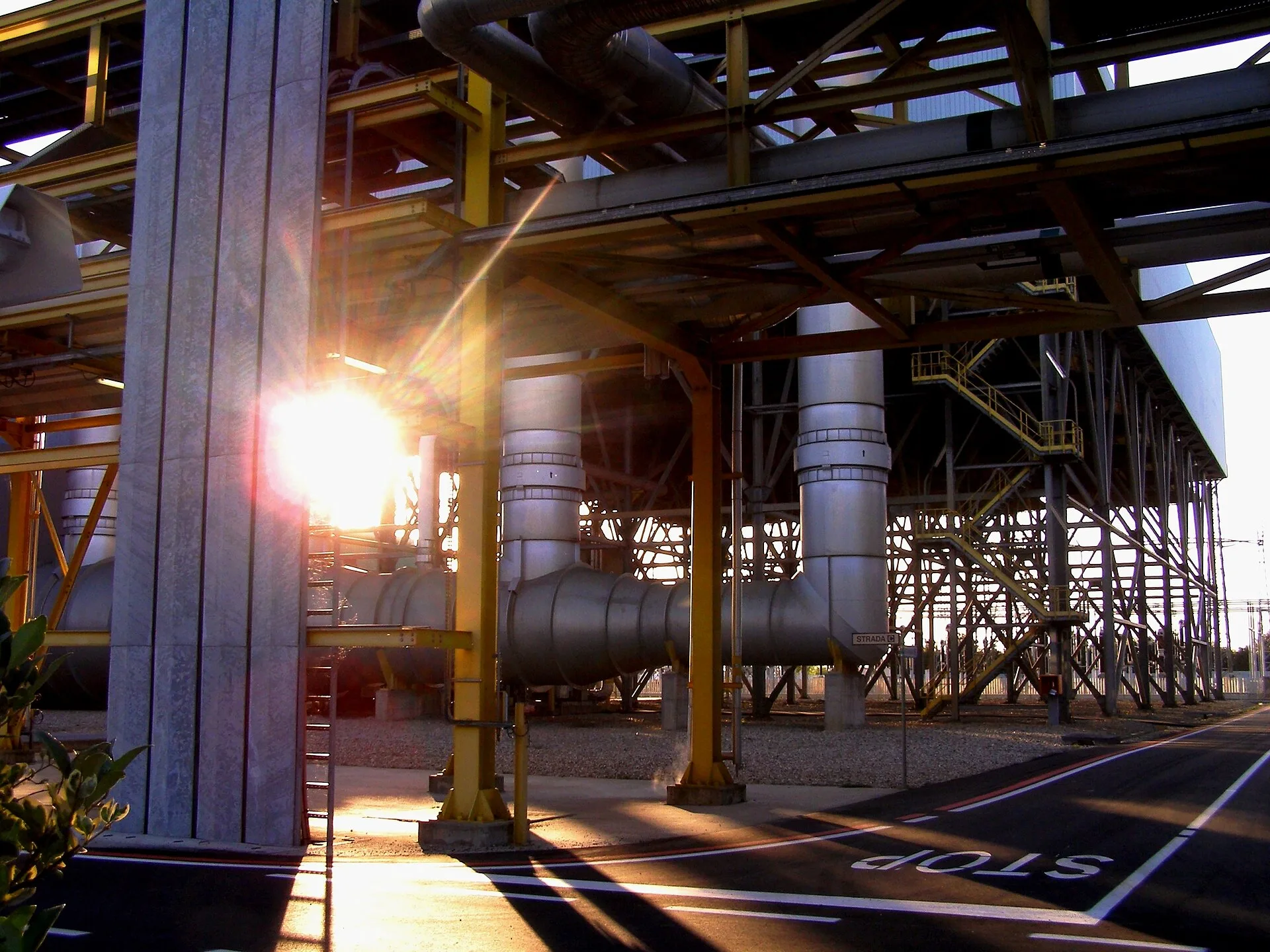 Impianti e tubazioni di una centrale elettrica a gas al tramonto