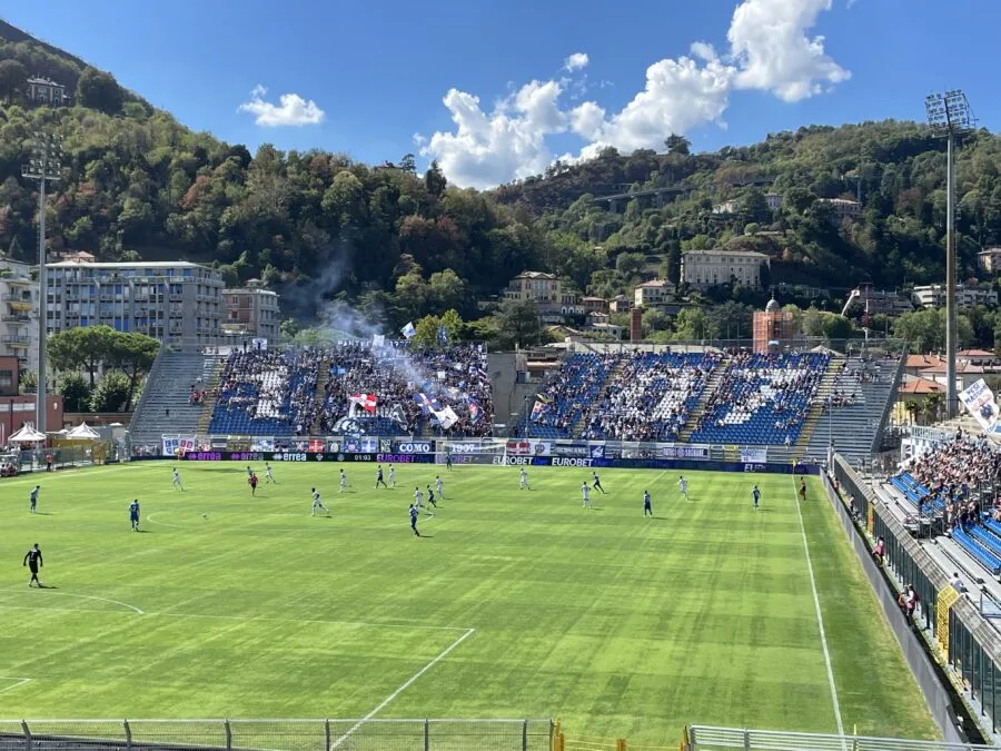 Stadio Giuseppe Sinigaglia di Como con campo e tifosi