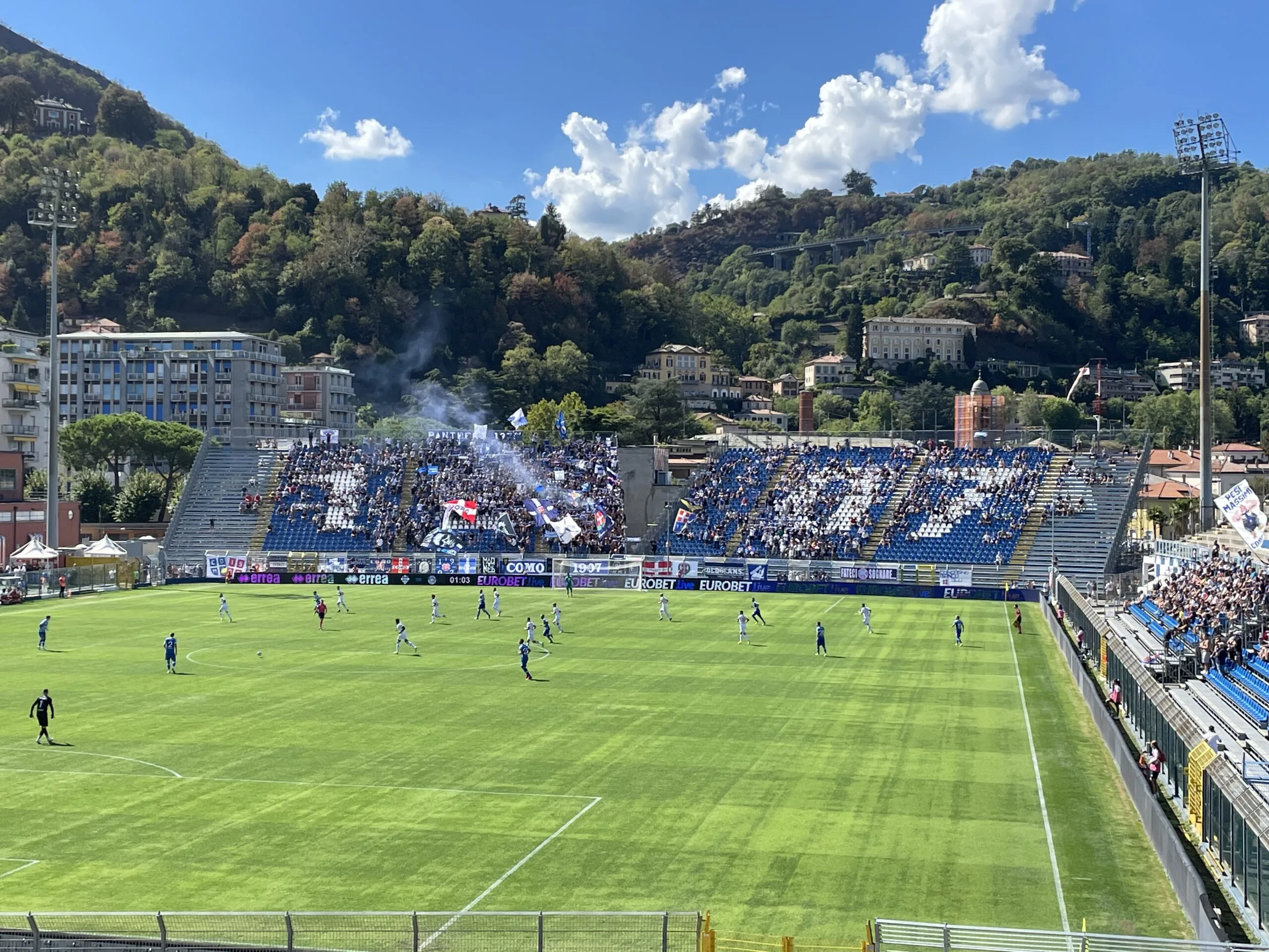 Stadio Giuseppe Sinigaglia di Como con campo e tifosi