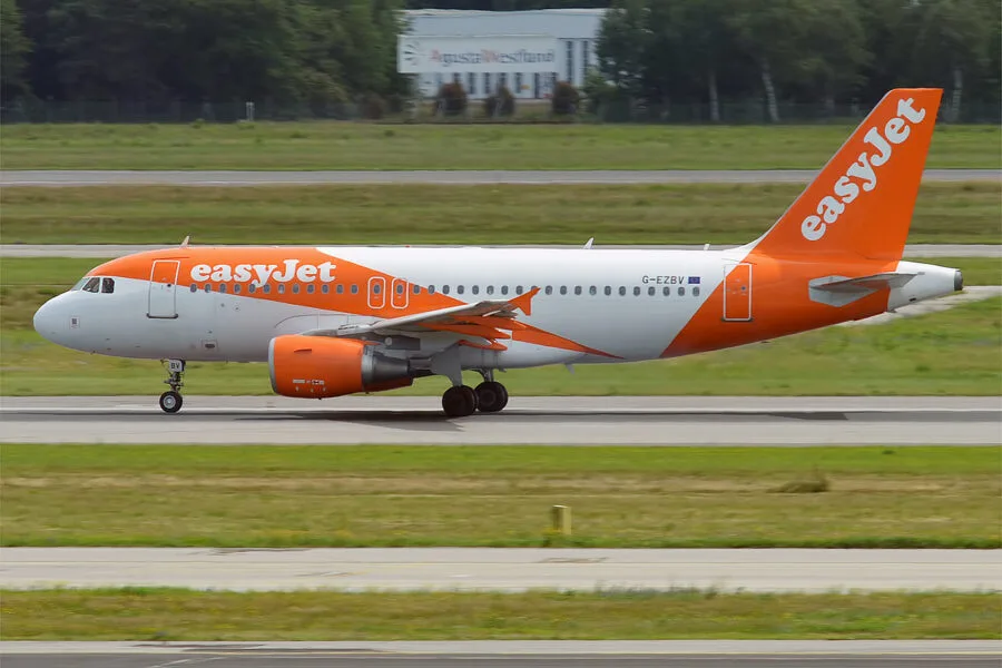 Aereo EasyJet sulla pista dell aeroporto di Milano Malpensa