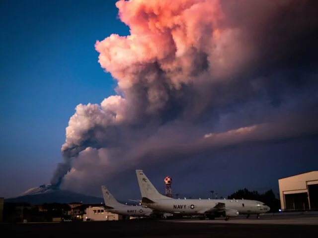 Etna in eruzione con nube di cenere sopra area aeroportuale