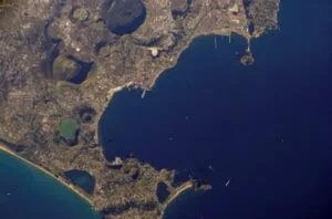 Vista orbitale di Pozzuoli e dei Campi Flegrei
