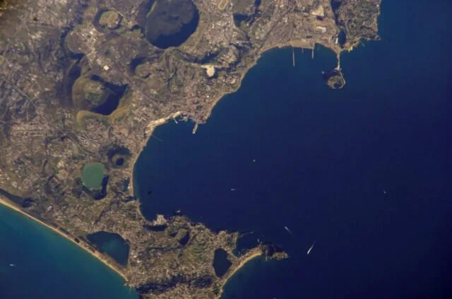 Vista orbitale di Pozzuoli e dei Campi Flegrei